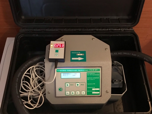 Метролог делает поверку счетчика воды у клиента №1