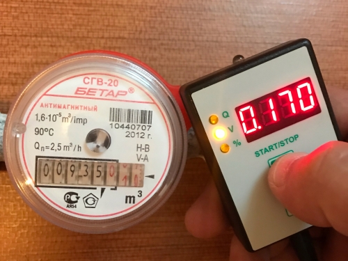 Метролог делает поверку счетчика воды у клиента №2