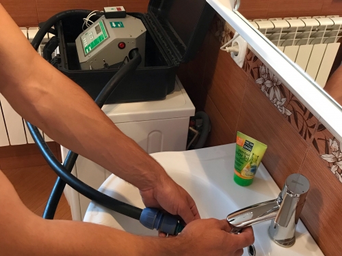 Метролог делает поверку счетчика воды у клиента №3