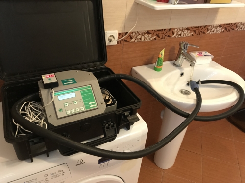 Метролог делает поверку счетчика воды у клиента №6